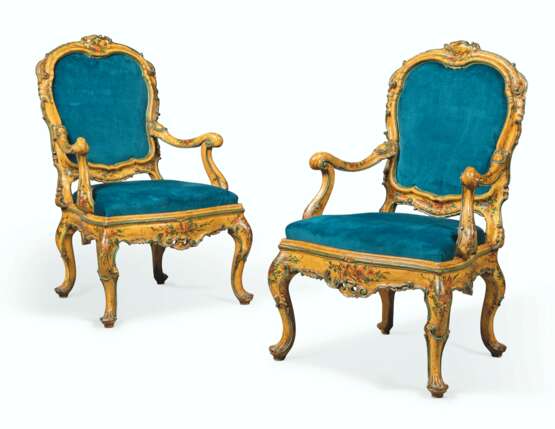 A PAIR OF ITALIAN POLYCHROME-DECORATED 'LACCA' ARMCHAIRS - Foto 6