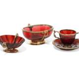TWO GERMAN SILVER-GILT MOUNTED RUBY-GLASS TWO-HANDLED BOWLS AND A CUP AND SAUCER - Foto 1