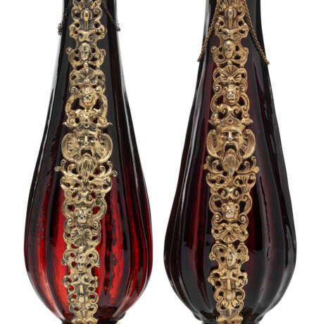 A PAIR OF GERMAN SILVER-GILT MOUNTED RUBY-GLASS BOTTLES - Foto 2