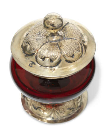 A GROUP OF GERMAN SILVER-GILT AND GILT-METAL MOUNTED RUBY-GLASS CONTAINERS - photo 2