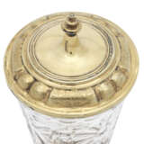 Meiting, Christian. A GERMAN SILVER-GILT MOUNTED GLASS BEAKER AND COVER - Foto 2