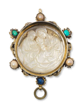A GERMAN PARCEL-GILT SILVER MOTHER-OF-PEARL PENDANT DEPICTING ST. ANNE, THE VIRGIN AND CHRIST - Foto 1