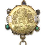 A GERMAN PARCEL-GILT SILVER MOTHER-OF-PEARL PENDANT DEPICTING ST. ANNE, THE VIRGIN AND CHRIST - Foto 2
