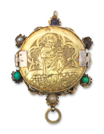A GERMAN PARCEL-GILT SILVER MOTHER-OF-PEARL PENDANT DEPICTING ST. ANNE, THE VIRGIN AND CHRIST - photo 2