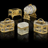 A GROUP OF FIVE FRENCH ORMOLU-MOUNTED CUT AND MOULDED GLASS BOXES - Foto 1