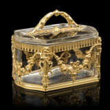 A GROUP OF FIVE FRENCH ORMOLU-MOUNTED CUT AND MOULDED GLASS BOXES - Foto 4