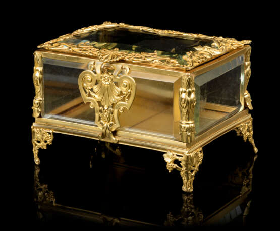 A GROUP OF FIVE FRENCH ORMOLU-MOUNTED CUT AND MOULDED GLASS BOXES - фото 5