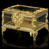 A GROUP OF FIVE FRENCH ORMOLU-MOUNTED CUT AND MOULDED GLASS BOXES - Foto 5