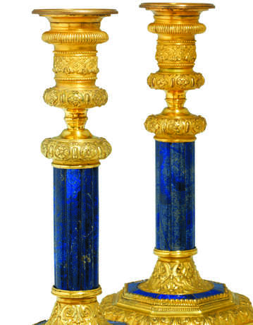 A PAIR OF FRENCH ORMOLU-MOUNTED AND LAPIS LAZULI CANDLESTICKS - фото 2