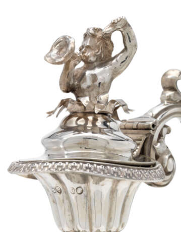 Barnard Bros. A VICTORIAN SILVER EWER AND STAND - фото 4