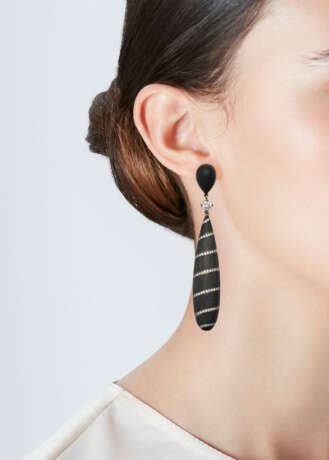 PAOLA BRUSSINO 'BALLONS NOIR' CARBON AND DIAMOND PENDENT EARRINGS - photo 3