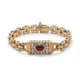 Cartier. CARTIER RUBY AND DIAMOND NECKLACE, BRACELET AND EARRING SUITE - Foto 9