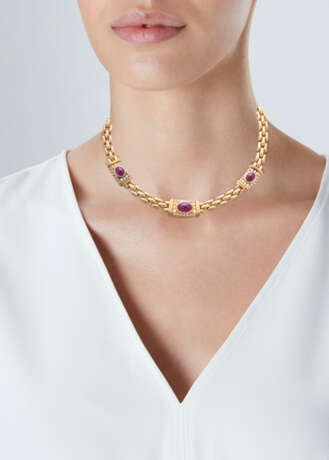 Cartier. CARTIER RUBY AND DIAMOND NECKLACE, BRACELET AND EARRING SUITE - Foto 10