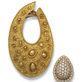 Van Cleef & Arpels. VAN CLEEF & ARPELS DIAMOND EARRING; VAN CLEEF & ARPELS GOLD EARRING - фото 1