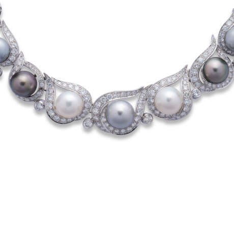 Adler. ADLER COLOURED CULTURED PEARL, CULTURED PEARL AND DIAMOND NECKLACE, BRACELET AND EARRING SUITE - фото 4