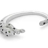 Cartier. CARTIER ONYX, EMERALD AND DIAMOND ‘PANTHÈRE’ EARHOOP AND EARRING - Foto 3