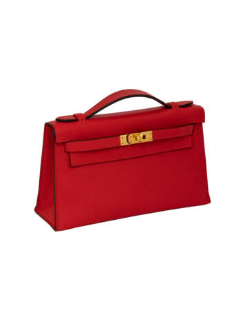 HERMÈS. A ROUGE TOMATE EPSOM LEATHER KELLY POCHETTE WITH GOLD HARDWARE - photo 2