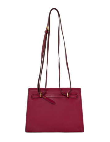 HERMÈS. A ROUGE GRENAT SWIFT LEATHER KELLY DANSE WITH GOLD HARDWARE - photo 3