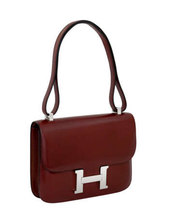 HERMÈS. A ROUGE H CALF BOX LEATHER CONSTANCE 24 WITH PALLADIUM HARDWARE - photo 2