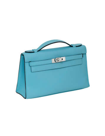 HERMÈS. A BLEU ATOLL SWIFT LEATHER KELLY POCHETTE WITH PALLADIUM HARDWARE - photo 2