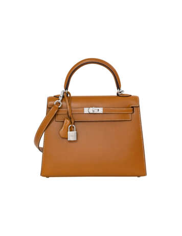 HERMÈS. A GOLD CALF BOX LEATHER SELLIER KELLY 25 WITH PALLADIUM HARDWARE - фото 1