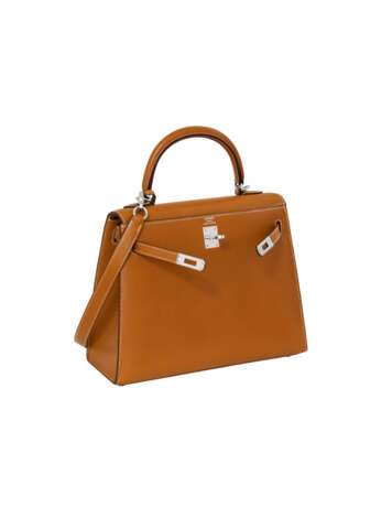 HERMÈS. A GOLD CALF BOX LEATHER SELLIER KELLY 25 WITH PALLADIUM HARDWARE - photo 2
