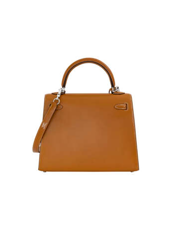 HERMÈS. A GOLD CALF BOX LEATHER SELLIER KELLY 25 WITH PALLADIUM HARDWARE - photo 3