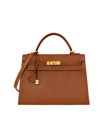 HERMÈS. A GOLD COURCHEVEL LEATHER SELLIER KELLY 32 WITH GOLD HARDWARE - photo 1