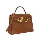 HERMÈS. A GOLD COURCHEVEL LEATHER SELLIER KELLY 32 WITH GOLD HARDWARE - Foto 2
