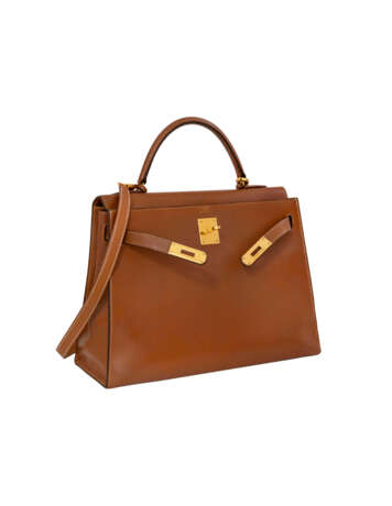 HERMÈS. A GOLD COURCHEVEL LEATHER SELLIER KELLY 32 WITH GOLD HARDWARE - Foto 2