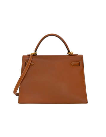 HERMÈS. A GOLD COURCHEVEL LEATHER SELLIER KELLY 32 WITH GOLD HARDWARE - Foto 3