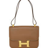 HERMÈS. A GOLD CHAMONIX LEATHER CONSTANCE 24 WITH GOLD HARDWARE - Foto 1