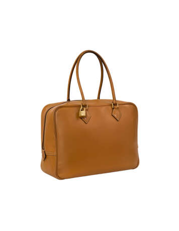 HERMÈS. A GOLD CHAMONIX LEATHER PLUME 32 WITH GOLD HARDWARE - Foto 3