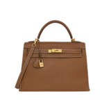 HERMÈS. A GOLD TOGO LEATHER MOU SELLIER KELLY 32 WITH GOLD HARDWARE - фото 1