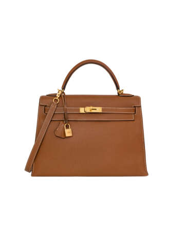 HERMÈS. A GOLD TOGO LEATHER MOU SELLIER KELLY 32 WITH GOLD HARDWARE - photo 1