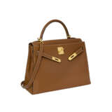 HERMÈS. A GOLD TOGO LEATHER MOU SELLIER KELLY 32 WITH GOLD HARDWARE - Foto 2