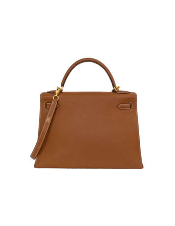 HERMÈS. A GOLD TOGO LEATHER MOU SELLIER KELLY 32 WITH GOLD HARDWARE - Foto 3