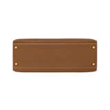 HERMÈS. A GOLD TOGO LEATHER MOU SELLIER KELLY 32 WITH GOLD HARDWARE - Foto 4