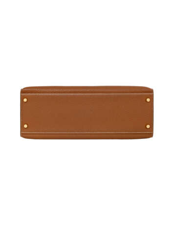 HERMÈS. A GOLD TOGO LEATHER MOU SELLIER KELLY 32 WITH GOLD HARDWARE - photo 4