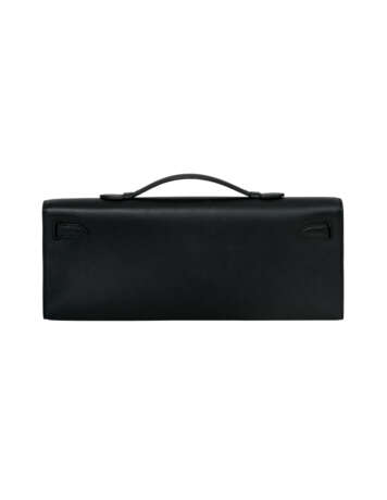 HERMÈS. A BLACK SWIFT LEATHER KELLY CUT WITH GOLD HARDWARE - Foto 3