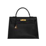 HERMÈS. A BLACK CALF BOX LEATHER SELLIER KELLY 35 WITH GOLD HARDWARE - Foto 1