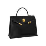 HERMÈS. A BLACK CALF BOX LEATHER SELLIER KELLY 35 WITH GOLD HARDWARE - Foto 2