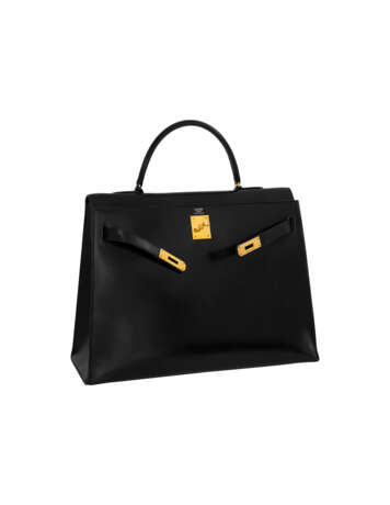 HERMÈS. A BLACK CALF BOX LEATHER SELLIER KELLY 35 WITH GOLD HARDWARE - Foto 2