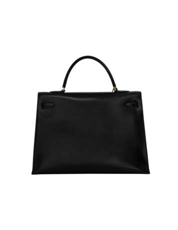 HERMÈS. A BLACK CALF BOX LEATHER SELLIER KELLY 35 WITH GOLD HARDWARE - Foto 3