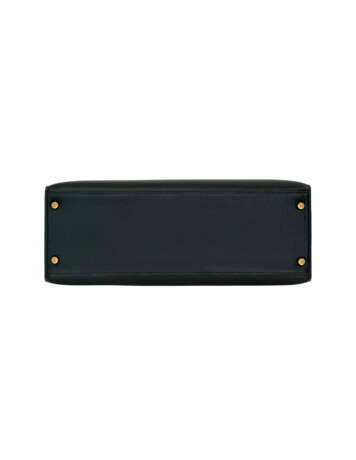 HERMÈS. A BLACK VACHE ARDENNES LEATHER SELLIER KELLY 35 WITH GOLD HARDWARE - Foto 4