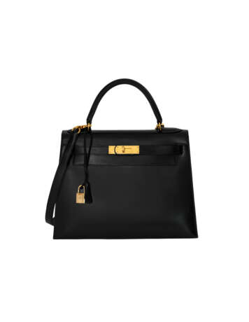 HERMÈS. A BLACK CALF BOX LEATHER SELLIER KELLY 28 WITH GOLD HARDWARE - Foto 1