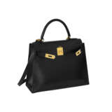 HERMÈS. A BLACK CALF BOX LEATHER SELLIER KELLY 28 WITH GOLD HARDWARE - Foto 2