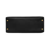 HERMÈS. A BLACK CALF BOX LEATHER SELLIER KELLY 28 WITH GOLD HARDWARE - Foto 4