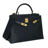 HERMÈS. A BLEU MARINE COURCHEVEL LEATHER SELLIER KELLY 32 WITH GOLD HARDWARE - Foto 2