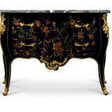 Latz, Jean-Pierre. A LOUIS XV ORMOLU-MOUNTED BLACK, RED AND GILT CHINESE LACQUER BOMBE COMMODE - Foto 1